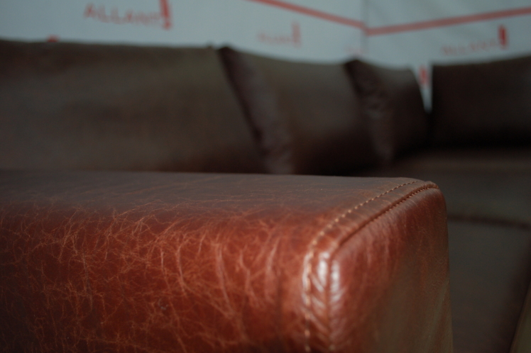 Диван в натуральной  коже 