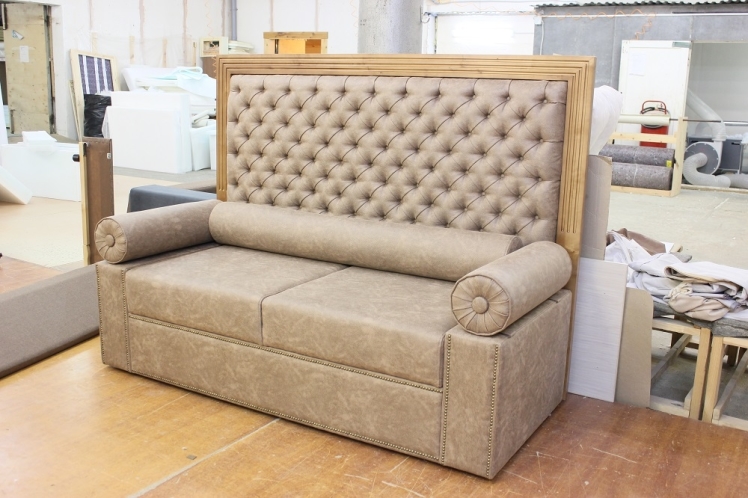 Диван двухместный для частного интерьера